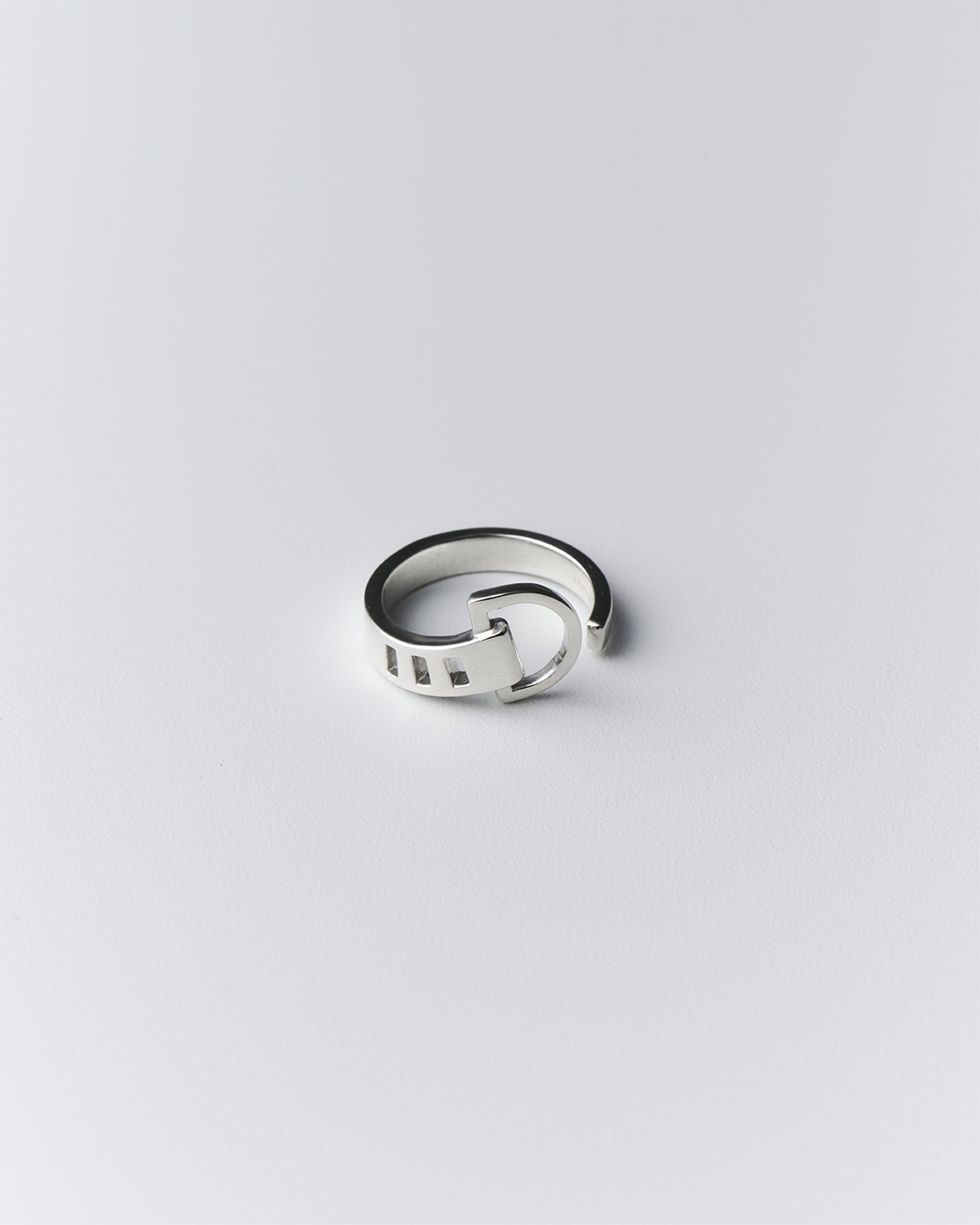 Abumi ARC D buckle ring
