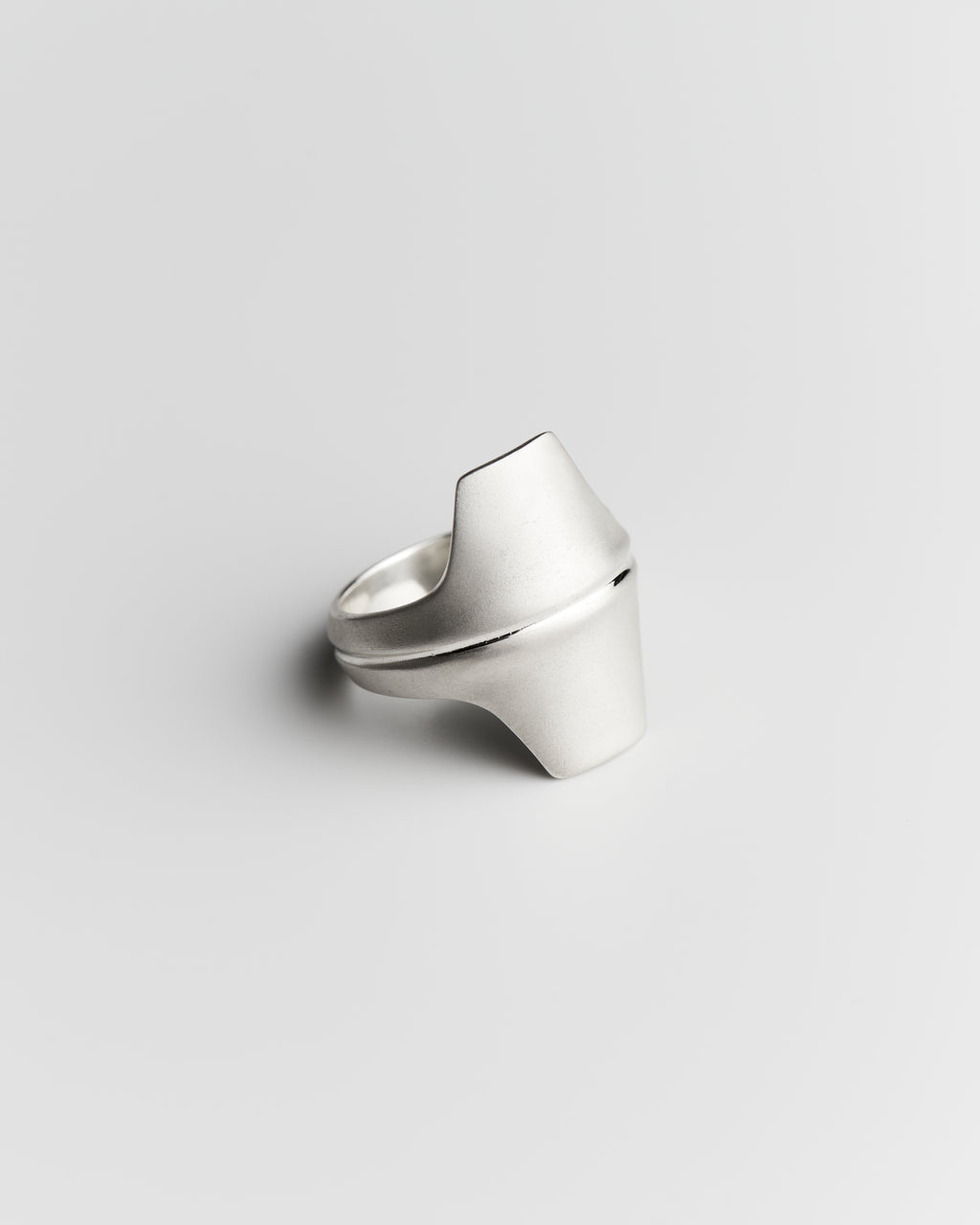 CHIKU CREST RING