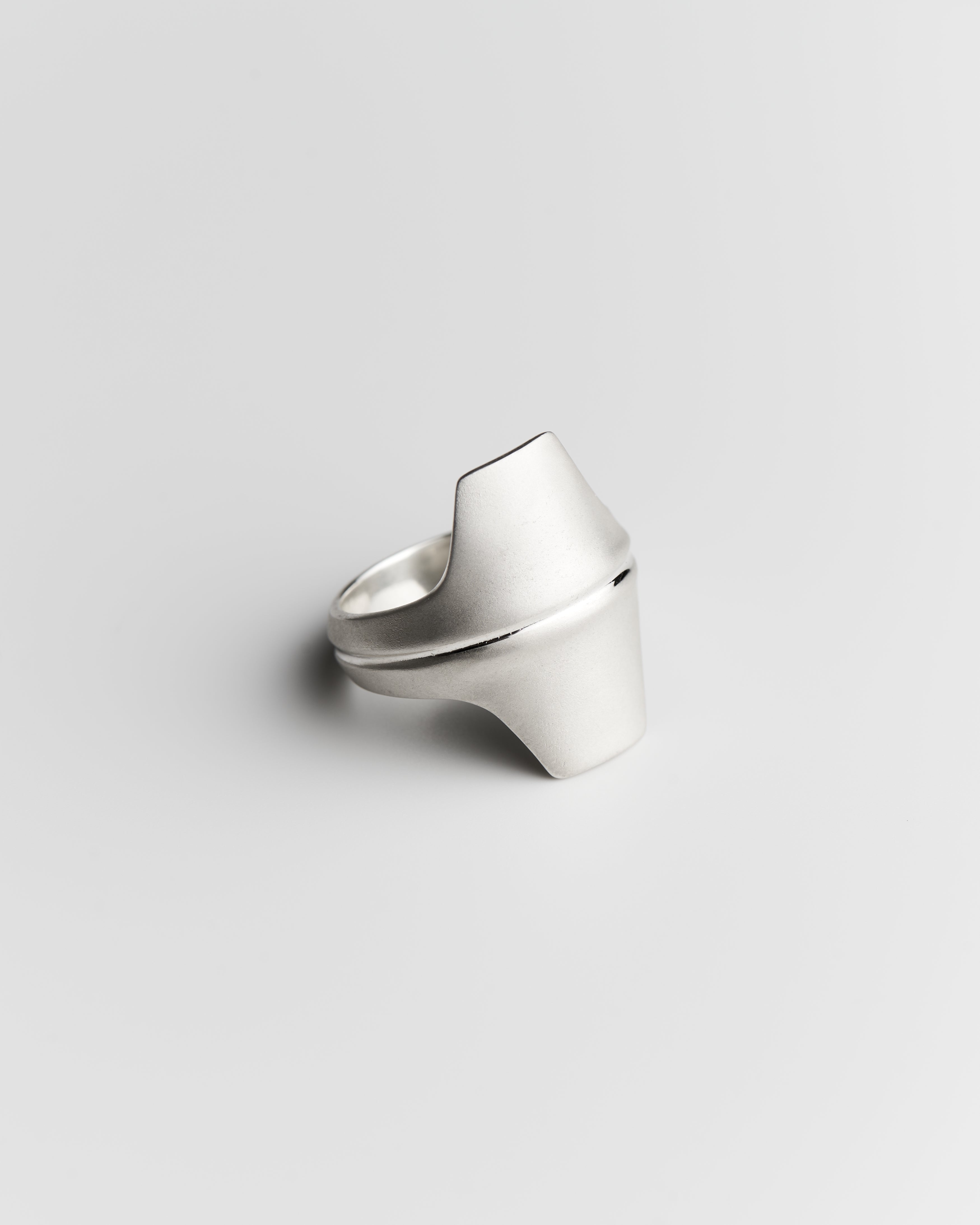 CHIKU CREST RING