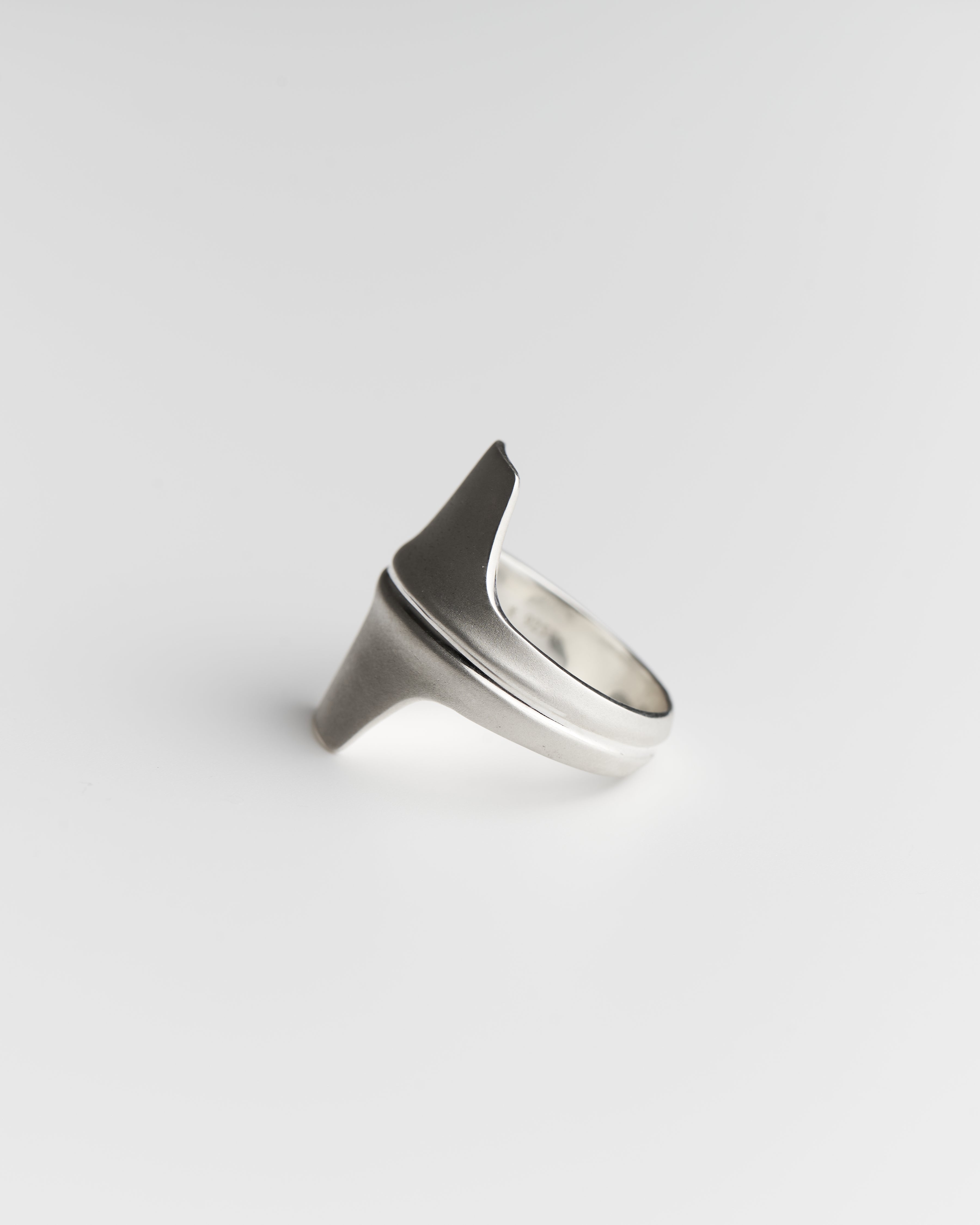 CHIKU CREST RING