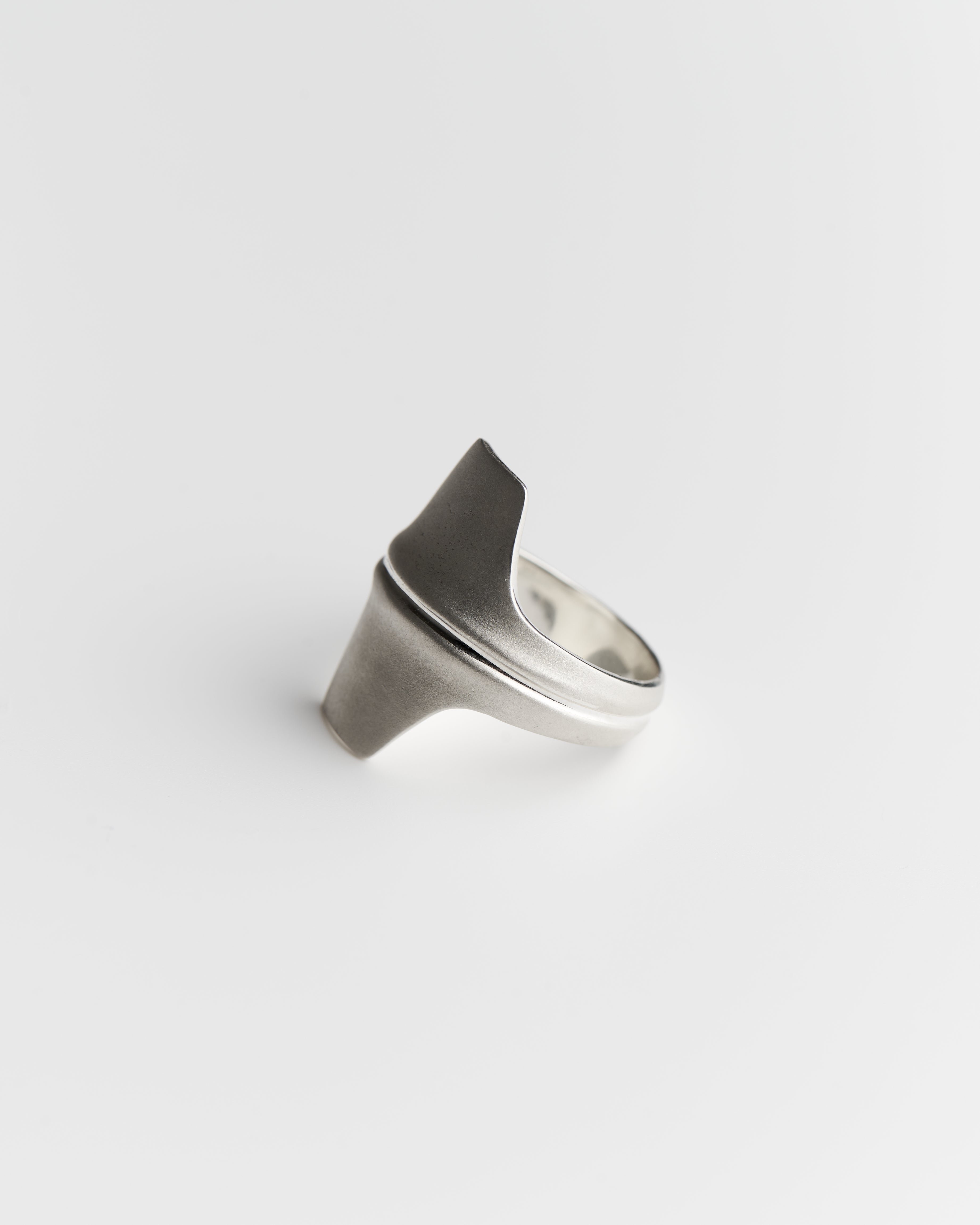 CHIKU CREST RING